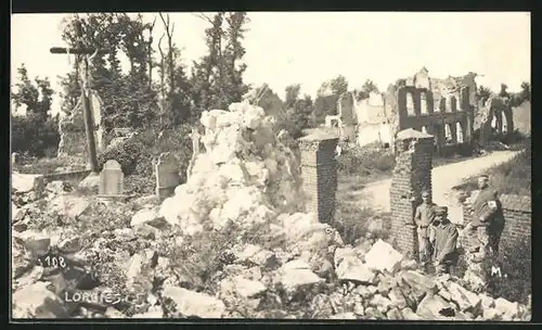 Foto-AK Lorgies, Soldaten vor Ruinen am Friedhof