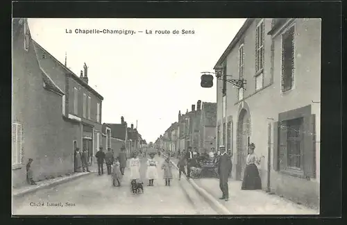 AK La Chapelle-Champigny, La route de Sens, Strassenpartie