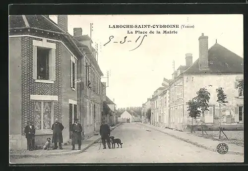 AK Laroche-Saint-Cydroine, La Place de la Mairie