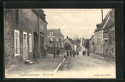 AK Cussy-les-Forges, Rue de Lyon, Personnes et Maisons