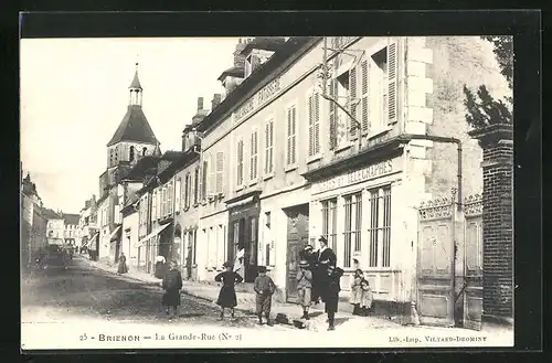 AK Brienon, La Grande Rue, Personnes avant Bureau du Postes et Telegraphes