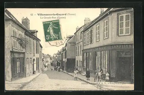 AK Villeneuve-la-Guyard, La Grande Rue, Strassenansicht