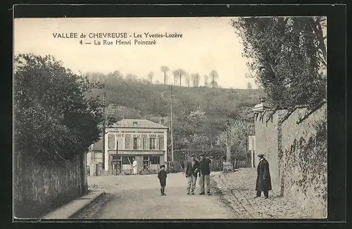 AK Vallée de Chevreuse, Les Yvettes-Lozère - La Rue Henri Poincaré, Café de la Gare
