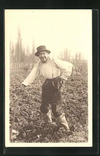 AK Vieux Vigneron Bourguignon, Alter Weinbauer auf dem Feld