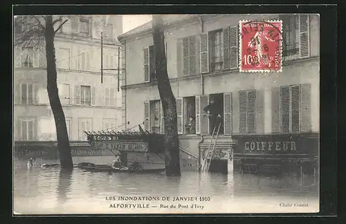 AK Alfortville, Les Inondations 1910, Rue du Pont d`Ivry, Strassenpartie bei Hochwasser