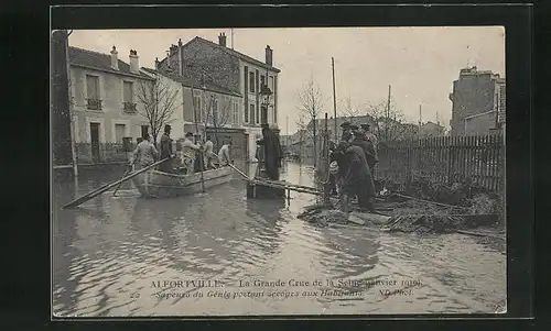 AK Alfortville, La Grande Crue de la Seine 1910, Sapeurs du Génie portant secours aux Habitants