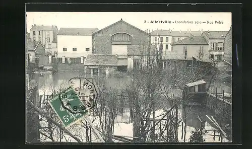 AK Alfortville, Inondation 1910, Rue Pelée, Strassenpartie bei Hochwasser