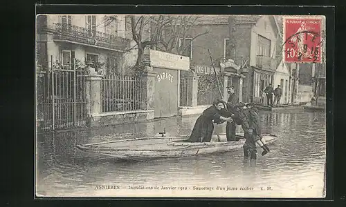AK Asnières, Inondations 1910, Sauvetage d`un jeune écolier, Hochwasser