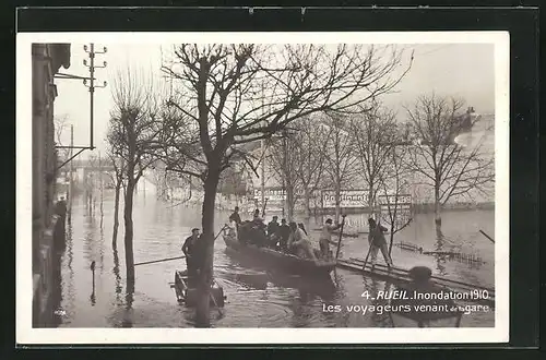 AK Rueil, Inondation 1910, Les voyageurs venant de la gare, Hochwasser