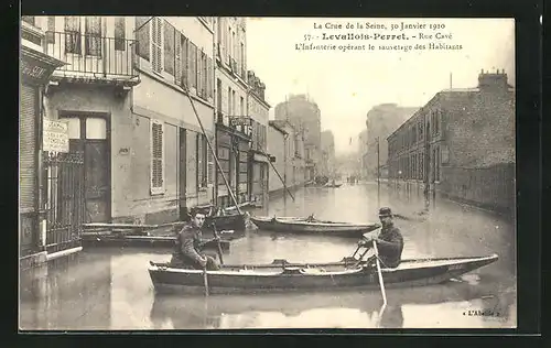 AK Levallois-Perret, La Crue de la Seine 1910, L`Infanterie opérant le sauvetage des Habitants
