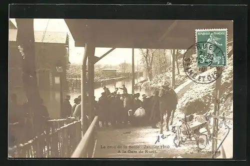 AK Rueil, La crue de la Seine 1910, A la Gare, Hochwasser