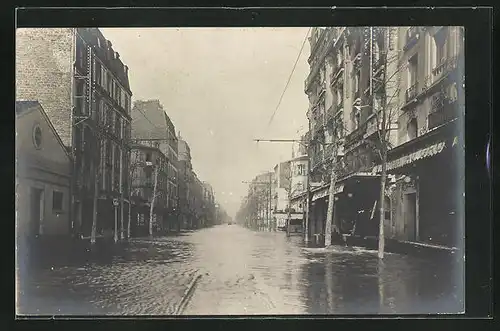 AK Clichy, Ortspartie mit überfluteter Strasse während des Hochwassers 1910