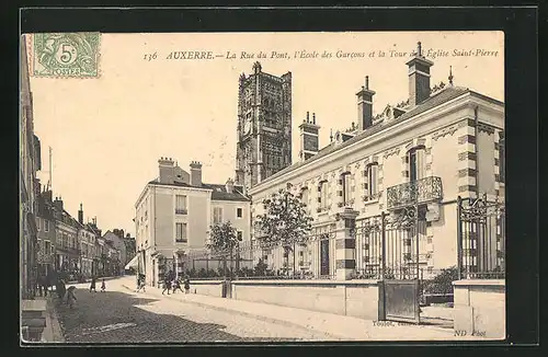 AK Auxerre, La Rue du Pont, l`Ecole des Garcons et la Tour de l`Eglise Saint-Pierre