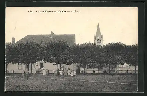 AK Villiers-sur-Tholon, La Place