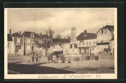 AK Villeneuve-l`Archeveque, Place de la Liberté et Monument aux Morts
