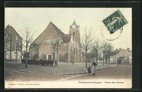 AK Villeneuve-la-Guyard, Place des Ecoles