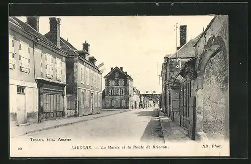 AK Laroche, la Mairie et la Route de Brienon