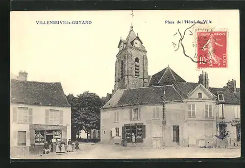 AK Villeneuve-la-Guyard, Place de l'Hotel-de-Ville