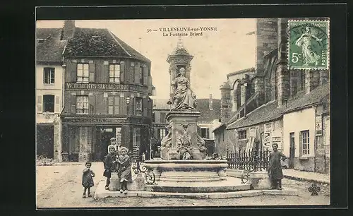 AK Villeneuve-sur-Yonne, La Fontaine Briard