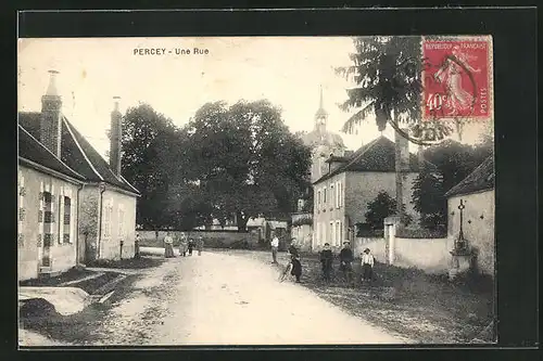 AK Percey, Une Rue, l'Eglise