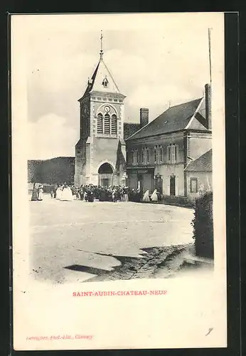 AK Saint-Aubin-Chateau-Neuf, Sortie de la Messe avant l`Eglise