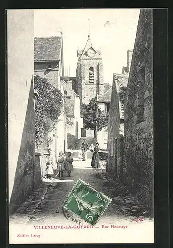 AK Villeneuve-la-Guyard, Rue Houssaye, vue sur l`Eglise