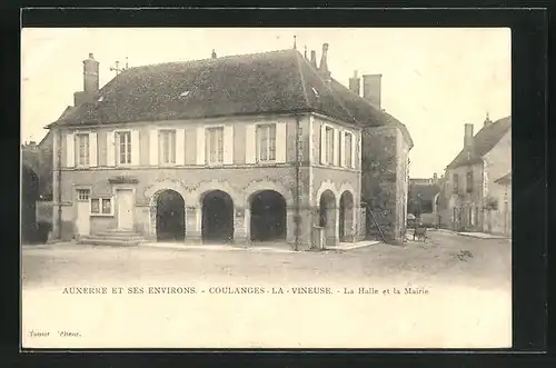 AK Coulanges-la-Vineuse, la Halle et la Mairie