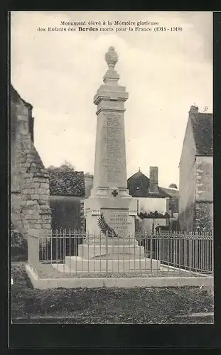 AK Bordes, Monument élevé à la Mémoire glorieuse des Enfants morts pour la France 1914-1918