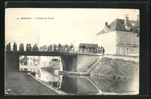 AK Brienon, Passanten auf der Brücke über dem Kanal