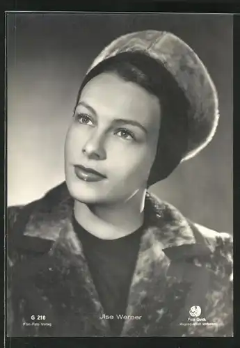AK Schauspielerin Ilse Werner mit Hut und Pelzjacke