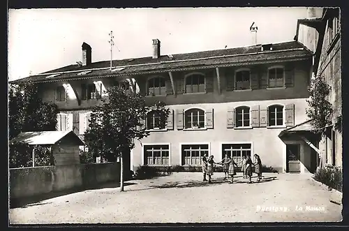 AK Burtigny, La Maison, Tanzende Mädchen