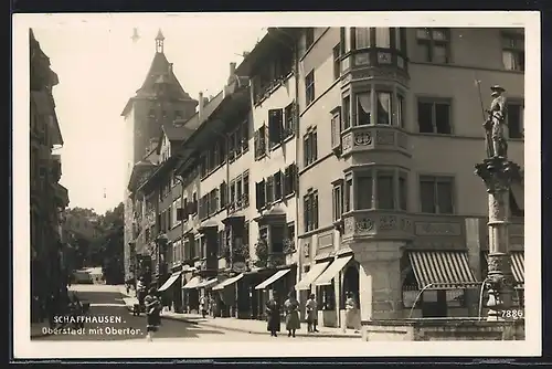 AK Schaffhausen, Oberstadt mit Oberthor, Strassenpartie mit Brunnen und Passanten