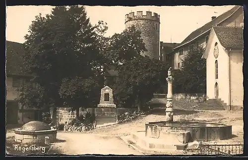 AK Regensberg, Ortspartie mit Denkmal, Brunnen und Wehrturm