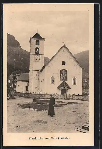 AK Vals, Pfarrkirche mit Priester und Brunnen