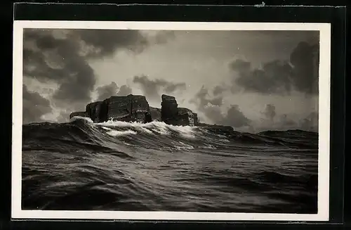 AK Helgoland, Schwere See vor der Insel, Fotograf F. Schensky