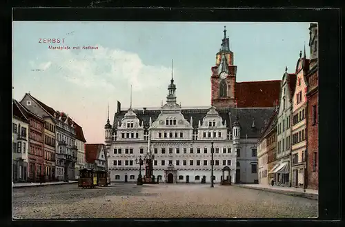 AK Zerbst, Marktplatz mit Rathaus und Strassenbahn