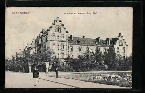 AK Offenburg, Infanterie-Kaserne Reg. 170 mit Strasse, Soldat, Passant