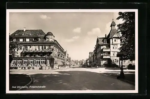 AK Bad Dürrheim, Strassenpartie in der Friedrichstrasse mit Parkhotel Kreuz