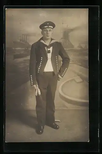 AK Uniformfoto eines Soldaten mit Mützenband der 1. Werft-Division
