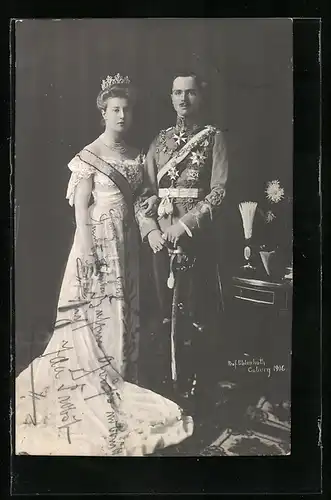AK Adeliger aus dem Hause Sachsen-Coburg-Gotha in Uniform mit Orden und Gattin
