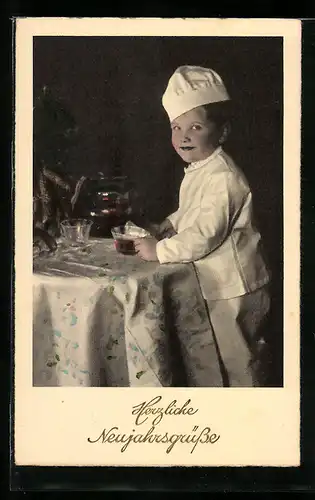 AK Kleiner Koch mit einer Schale am Tisch, Neujahrsgruss
