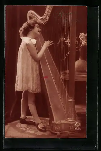 AK Mädchen im Kleid spielt Harfe
