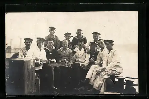 Foto-AK Matrosen in Uniform mit Mützenband Torpedoboots Halbflotillle auf Kriegsschiff