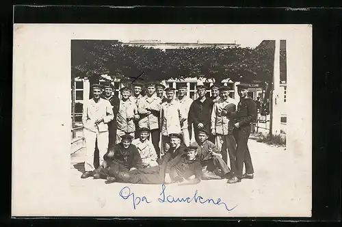 Foto-AK Matrosen eines Kriegsschiffes mit Mützenband Torpedo-Division