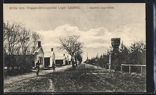 AK Lager Lechfeld, Westliche Lagerstrasse mit Baracken und Turm