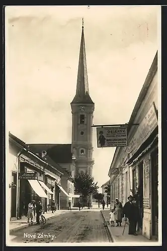 AK Nové Zámky, Strassenpartie mit Ladengeschäften und Kirche