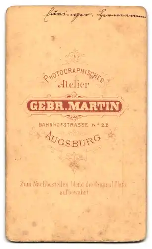 Fotografie Gebr. Martin, Augsburg, Hermann Euringer im Anzug mit Mütze