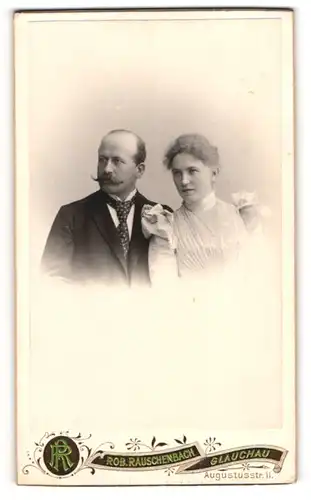 Fotografie Rob. Rauschenbach, Glauchau, Augustusstrasse 11, Gertrud und Ehemann in eleganter Kleidung