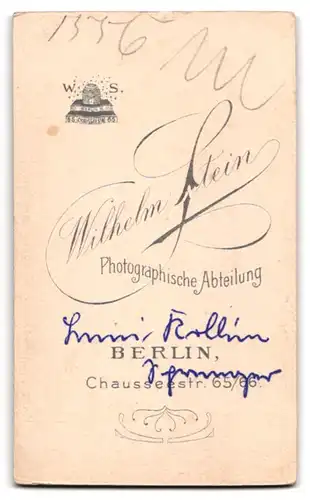 Fotografie Wilhelm Stein, Berlin, kleines Kind im hellen Kleid blättert in eimem Album