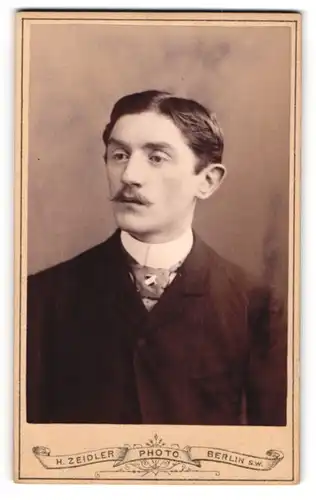 Fotografie H. Zeidler, Berlin, junger Mann Paul Metke im Anzug mit Mustasch, 1889